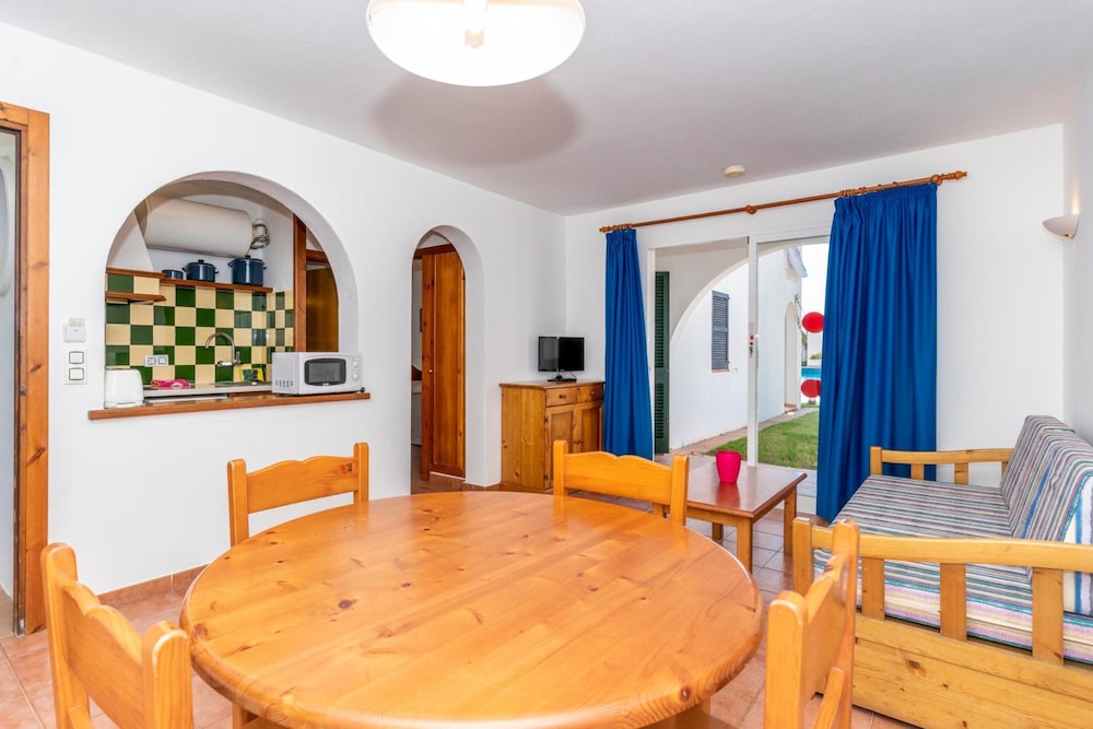 Apartamentos Vistapicas — Hotel rooms in Cala'n Blanes, Balearic Islands