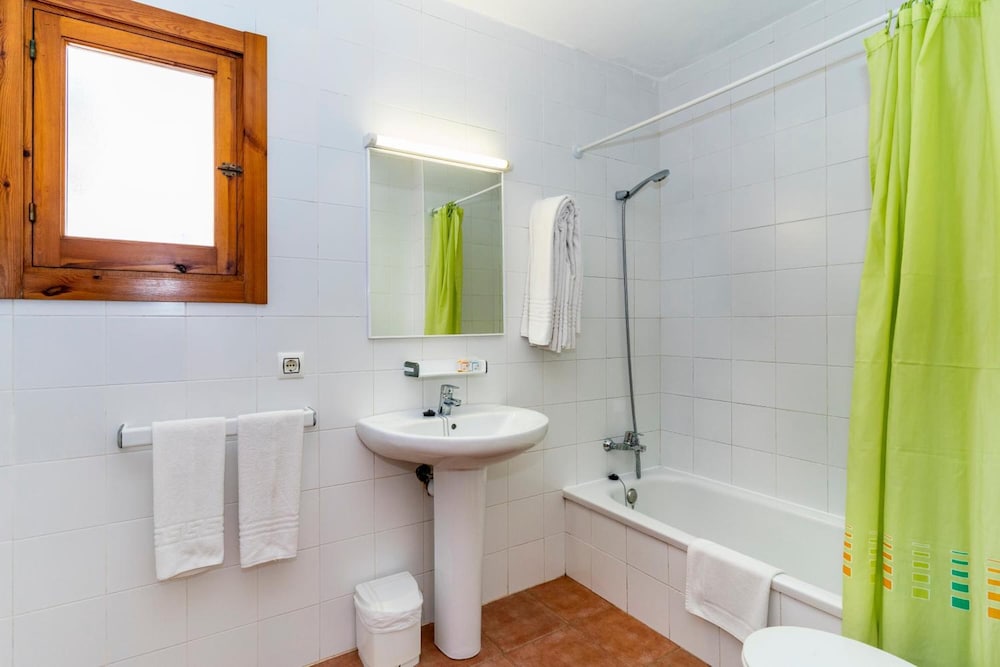 Apartamentos Vistapicas — Hotel rooms in Cala'n Blanes, Balearic Islands