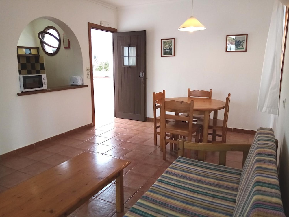Apartamentos Vistapicas — Hotel rooms in Cala'n Blanes, Balearic Islands