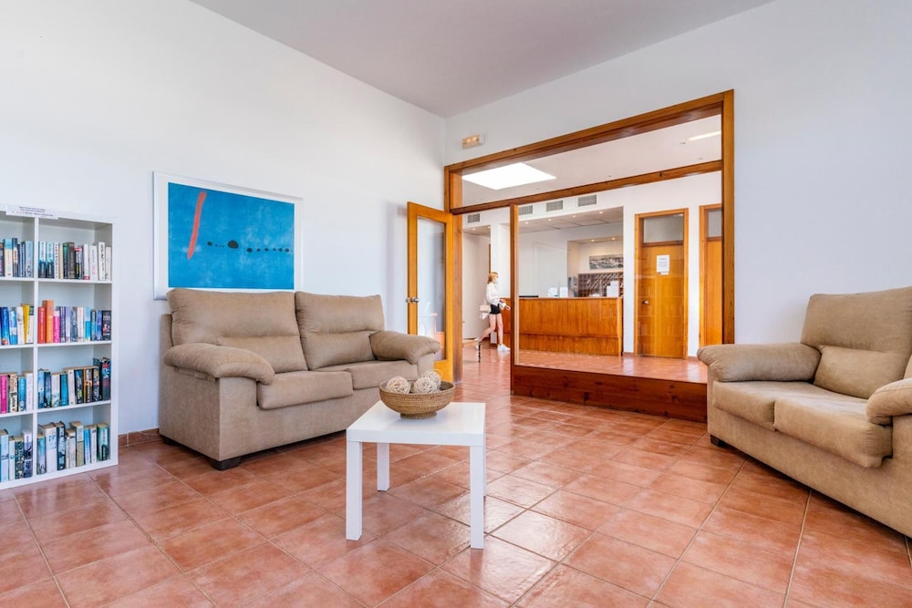 Apartamentos Vistapicas — Hotel rooms in Cala'n Blanes, Balearic Islands