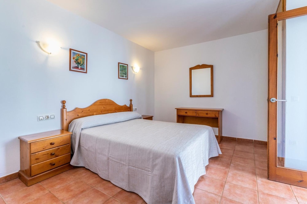 Apartamentos Vistapicas — Hotel rooms in Cala'n Blanes, Balearic Islands