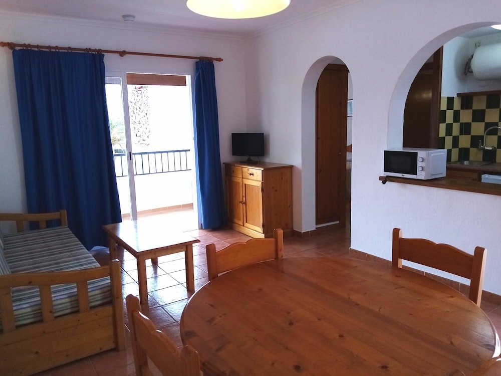 Apartamentos Vistapicas — Hotel rooms in Cala'n Blanes, Balearic Islands