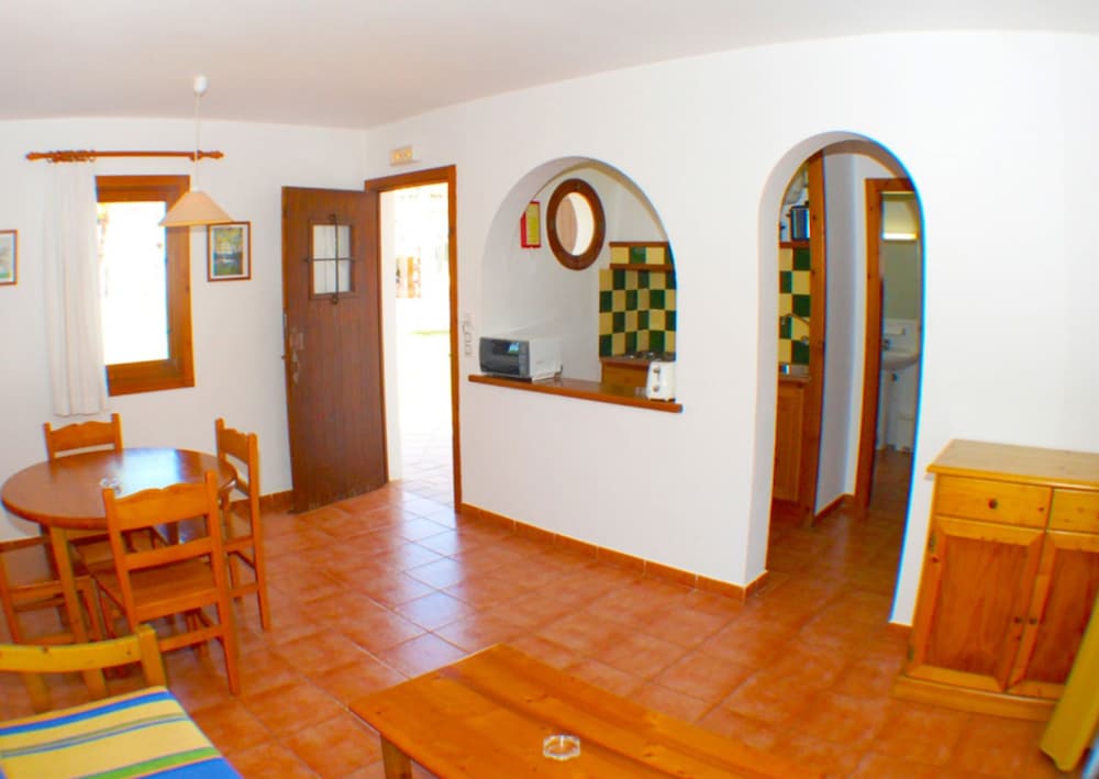 Apartamentos Vistapicas — Hotel rooms in Cala'n Blanes, Balearic Islands