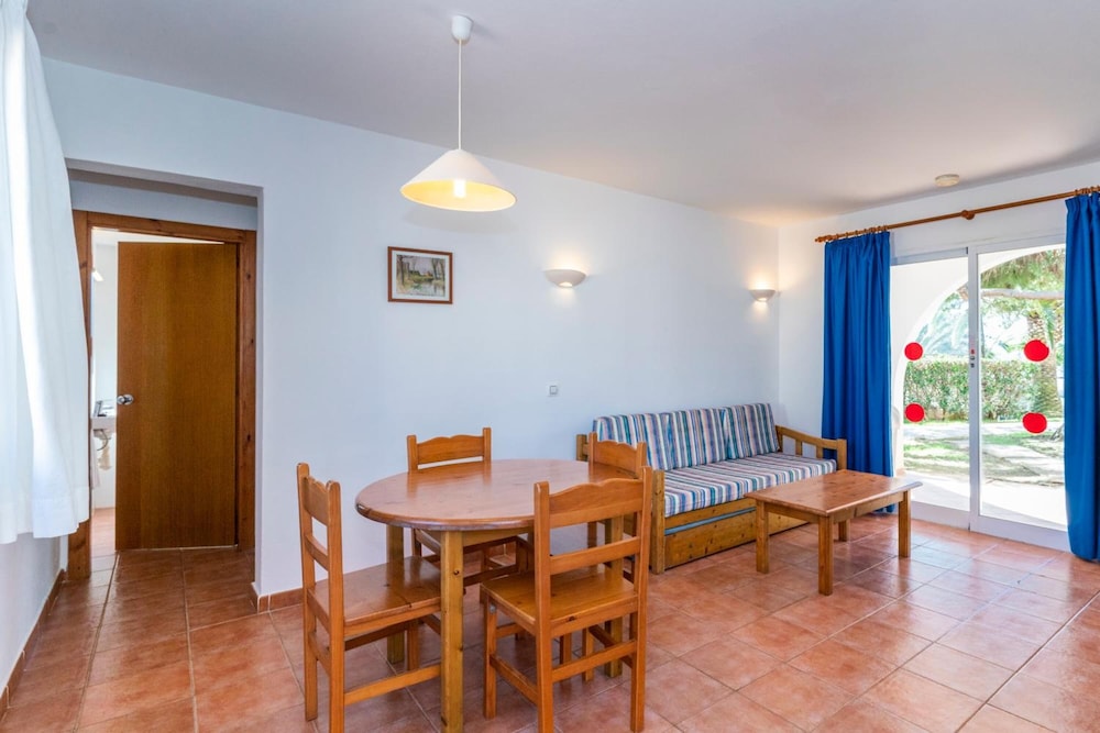 Apartamentos Vistapicas — Hotel rooms in Cala'n Blanes, Balearic Islands