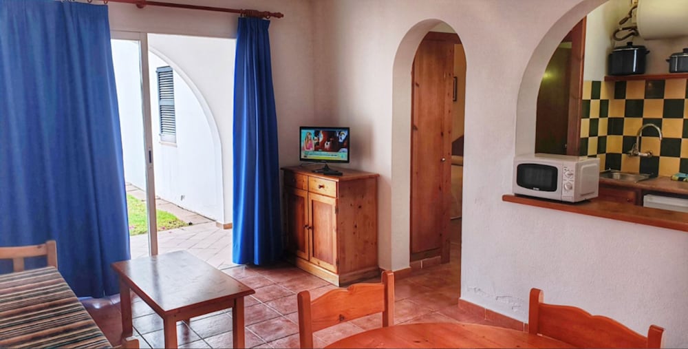 Apartamentos Vistapicas — Hotel rooms in Cala'n Blanes, Balearic Islands