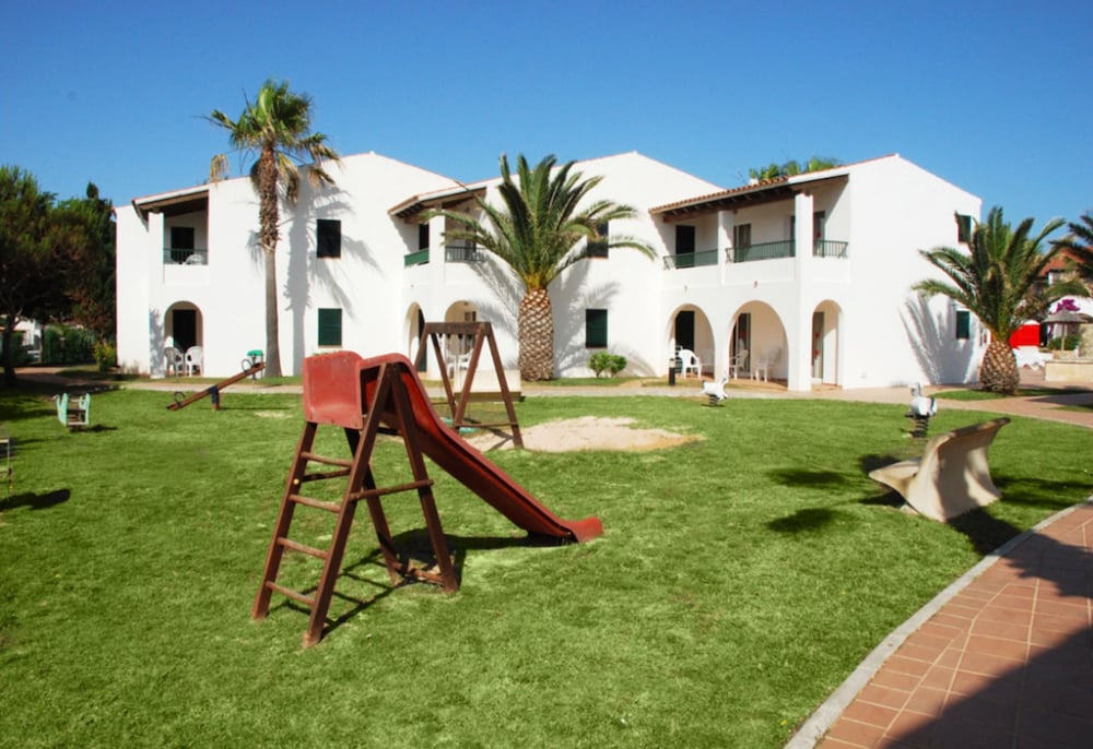 Apartamentos Vistapicas — Hotel building in Cala'n Blanes, Balearic Islands
