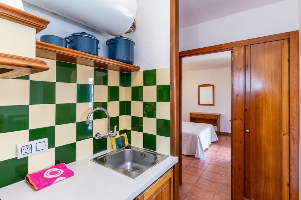 Apartamentos Vistapicas — Hotel rooms in Cala'n Blanes, Balearic Islands