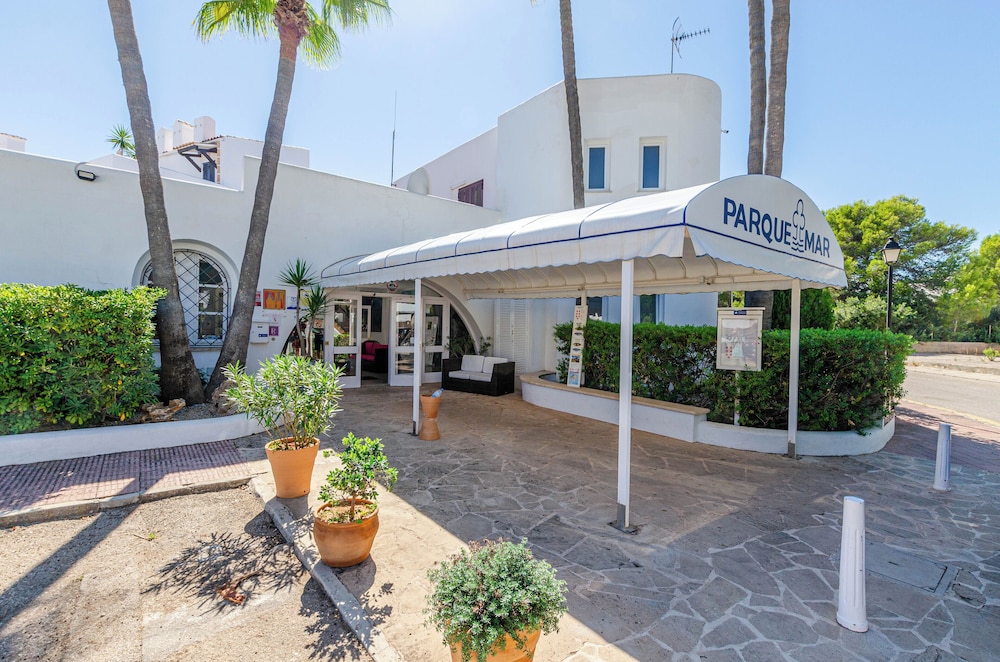 Parque Mar Apartments — Hotel building in Cala d´Or, Balearic Islands