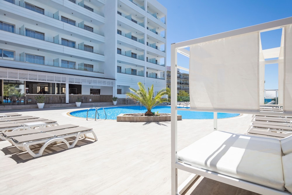 Hotel Best Punta Dorada — Swimming pool in Salou, Catalonia