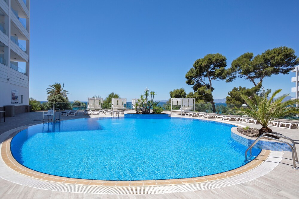 Hotel Best Punta Dorada — Swimming pool in Salou, Catalonia