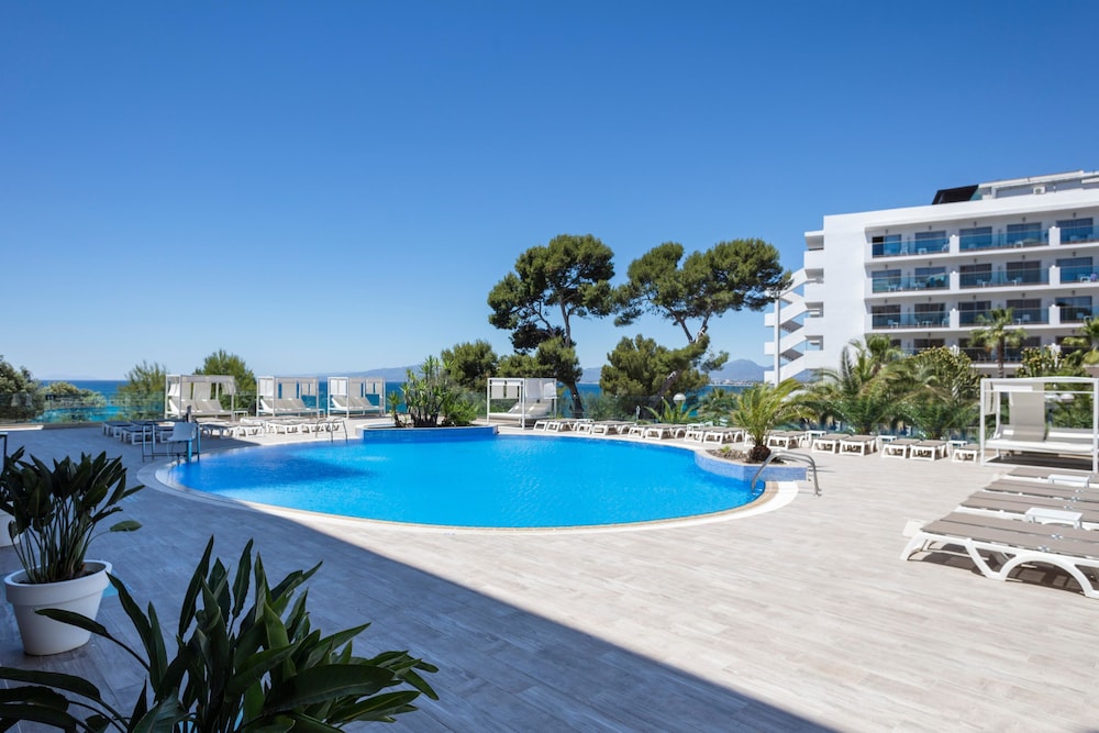 Hotel Best Punta Dorada — Swimming pool in Salou, Catalonia