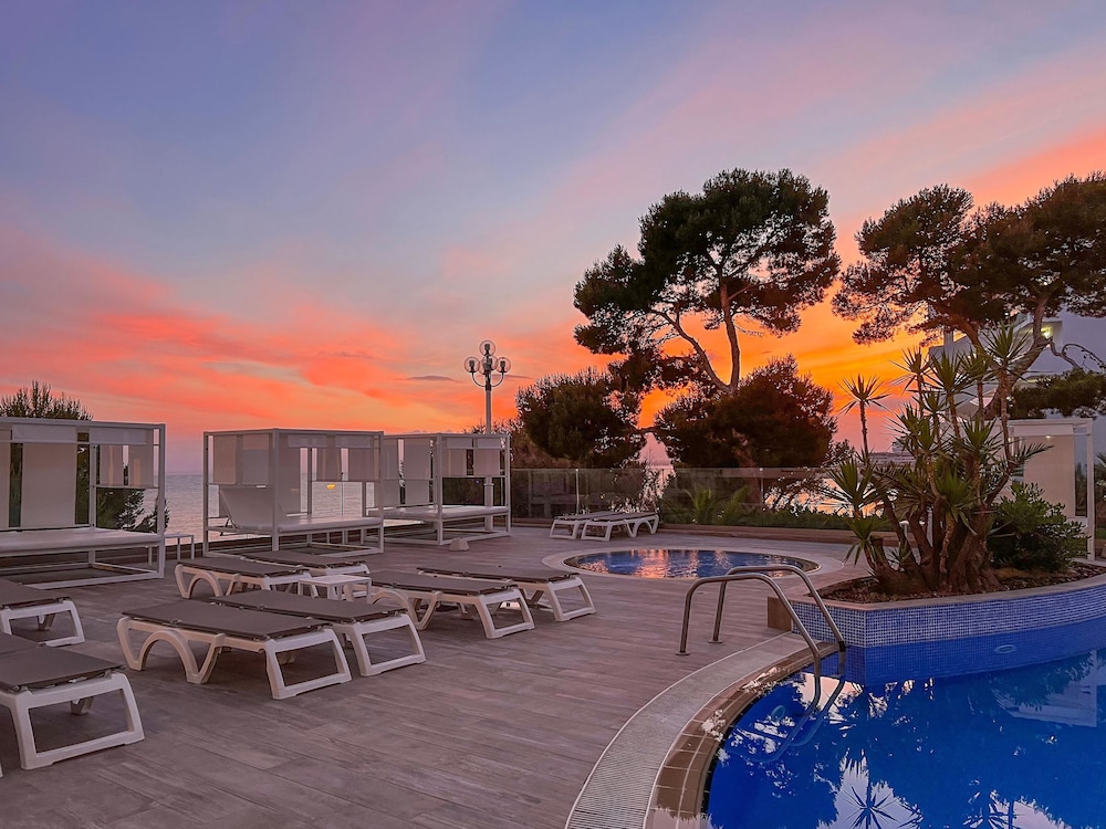 Hotel Best Punta Dorada — Swimming pool in Salou, Catalonia