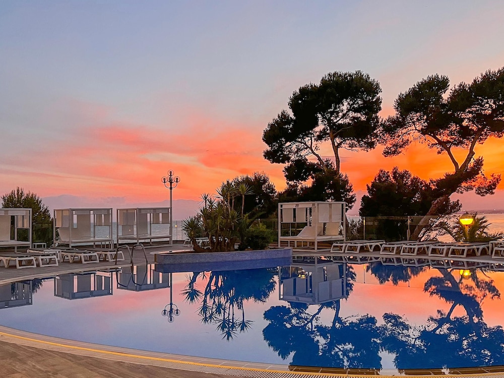 Hotel Best Punta Dorada — Swimming pool in Salou, Catalonia