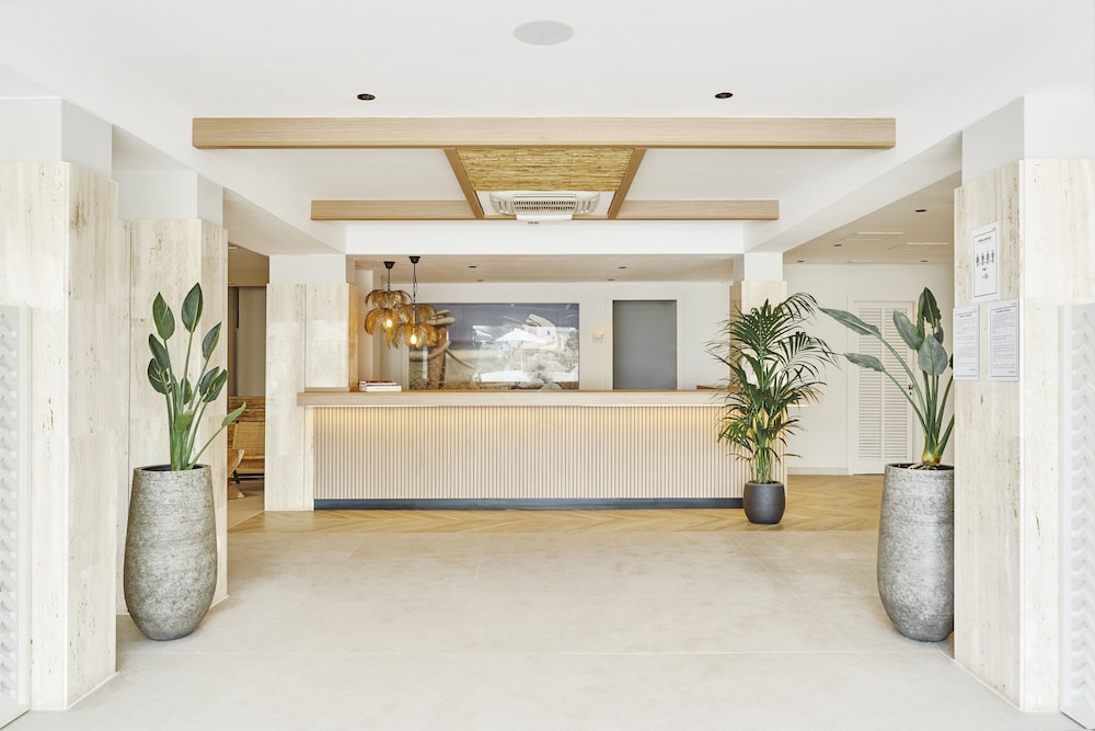 Universal Aparthotel Don Camilo — Hotel building in Andratx, Balearic Islands