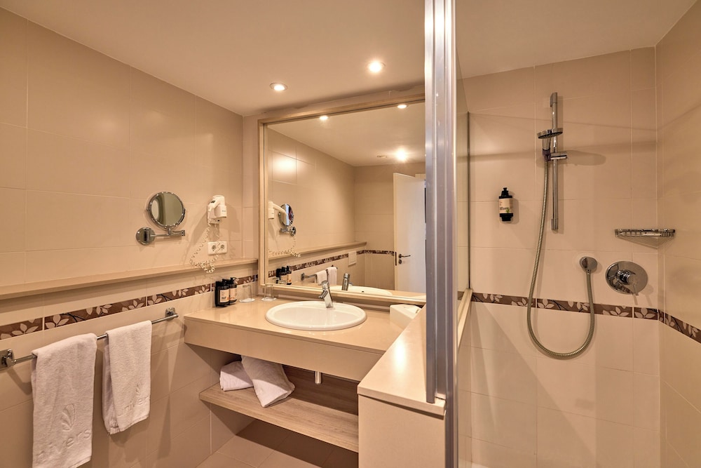 Universal Aparthotel Don Camilo — Hotel rooms in Andratx, Balearic Islands