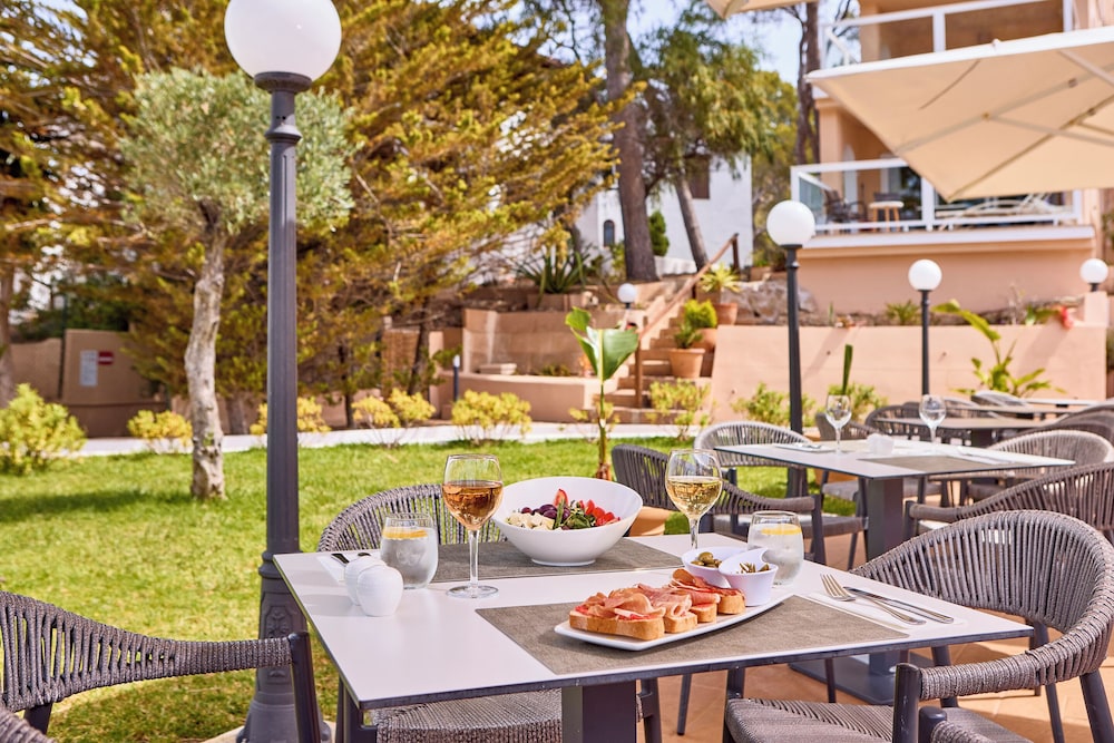 Universal Aparthotel Don Camilo — Restaurant & bars in Andratx, Balearic Islands