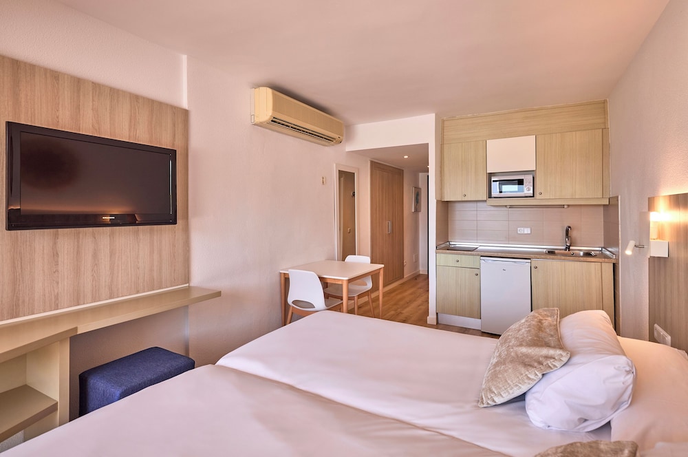 Universal Aparthotel Don Camilo — Hotel rooms in Andratx, Balearic Islands