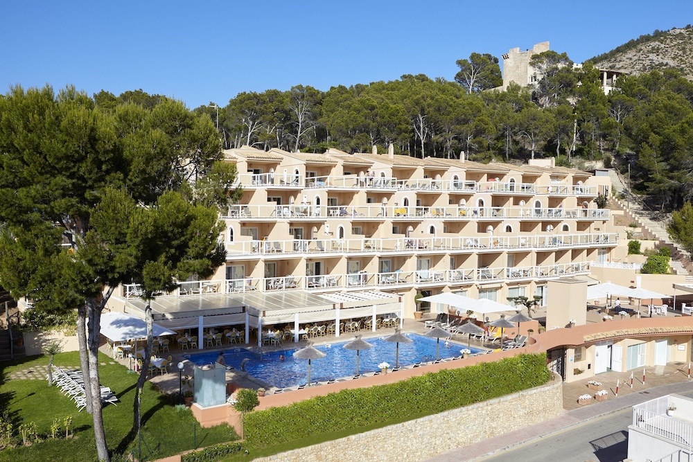 Universal Aparthotel Don Camilo — Hotel building in Andratx, Balearic Islands