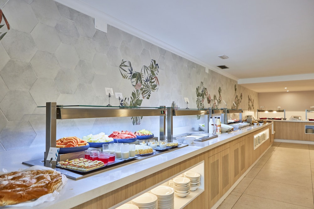 Universal Aparthotel Don Camilo — Restaurant & bars in Andratx, Balearic Islands