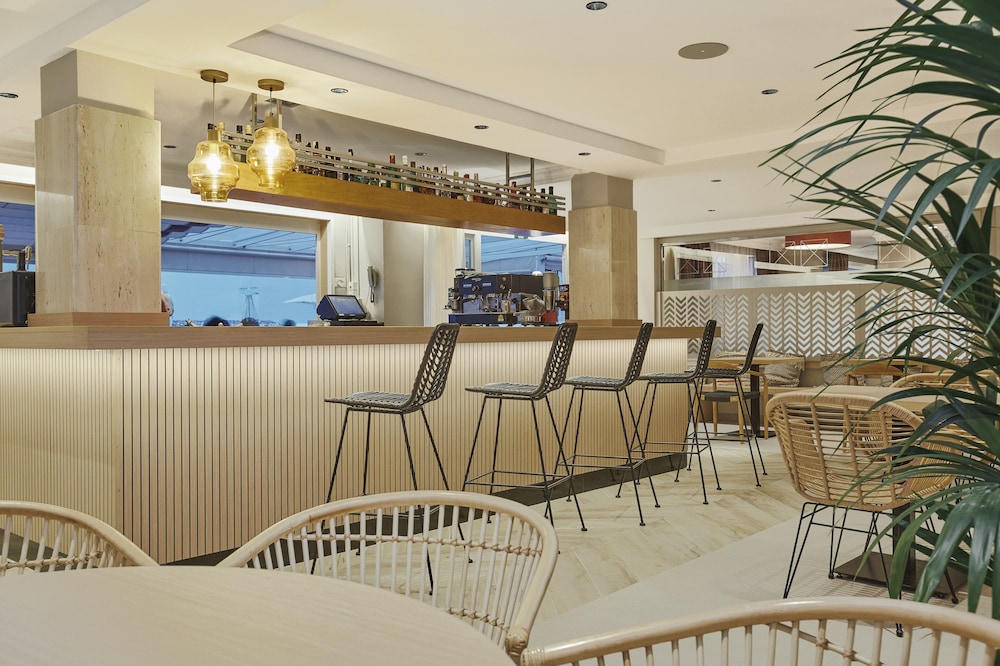 Universal Aparthotel Don Camilo — Restaurant & bars in Andratx, Balearic Islands