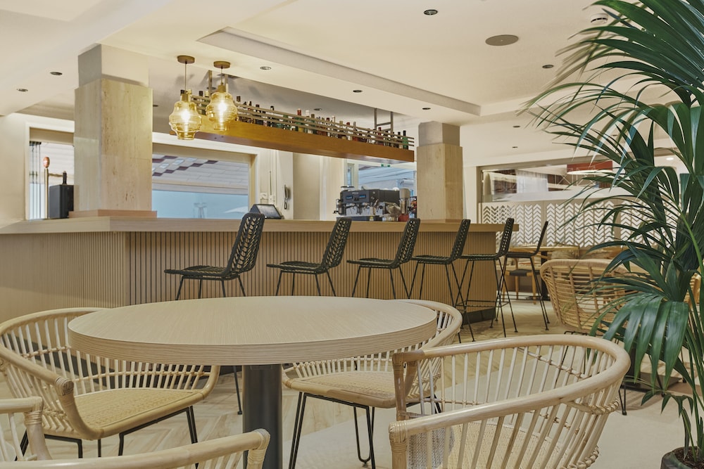 Universal Aparthotel Don Camilo — Restaurant & bars in Andratx, Balearic Islands