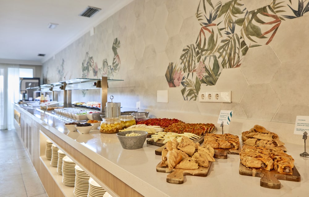 Universal Aparthotel Don Camilo — Restaurant & bars in Andratx, Balearic Islands