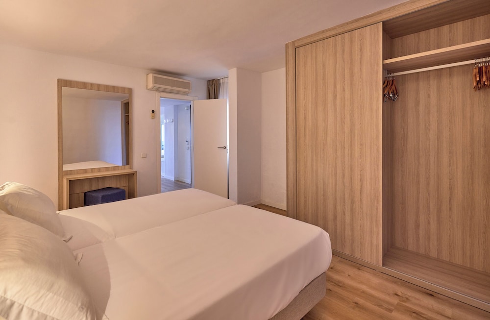 Universal Aparthotel Don Camilo — Hotel rooms in Andratx, Balearic Islands