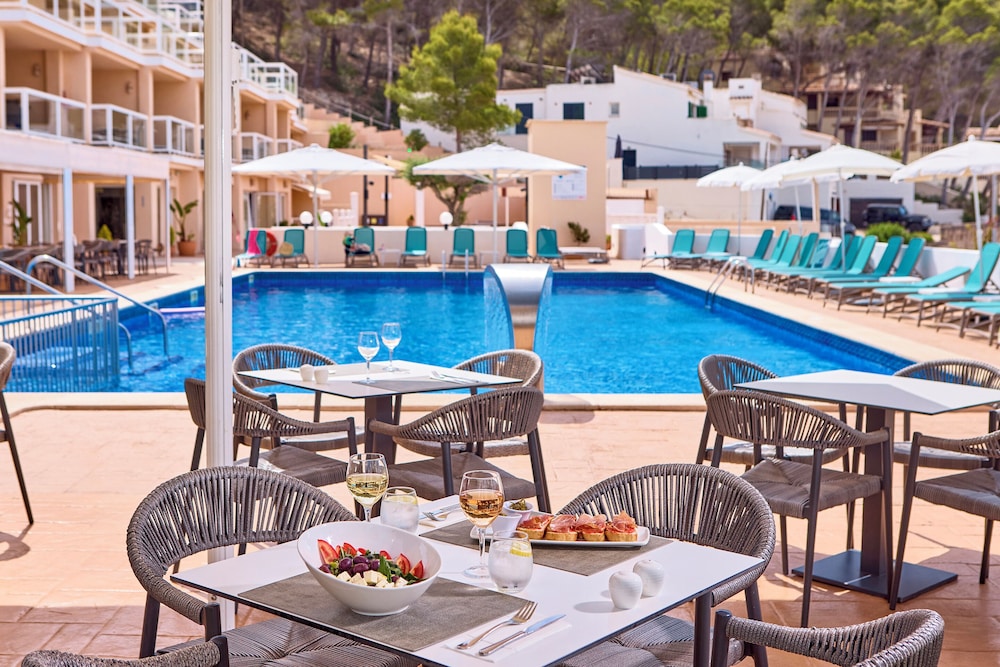 Universal Aparthotel Don Camilo — Restaurant & bars in Andratx, Balearic Islands