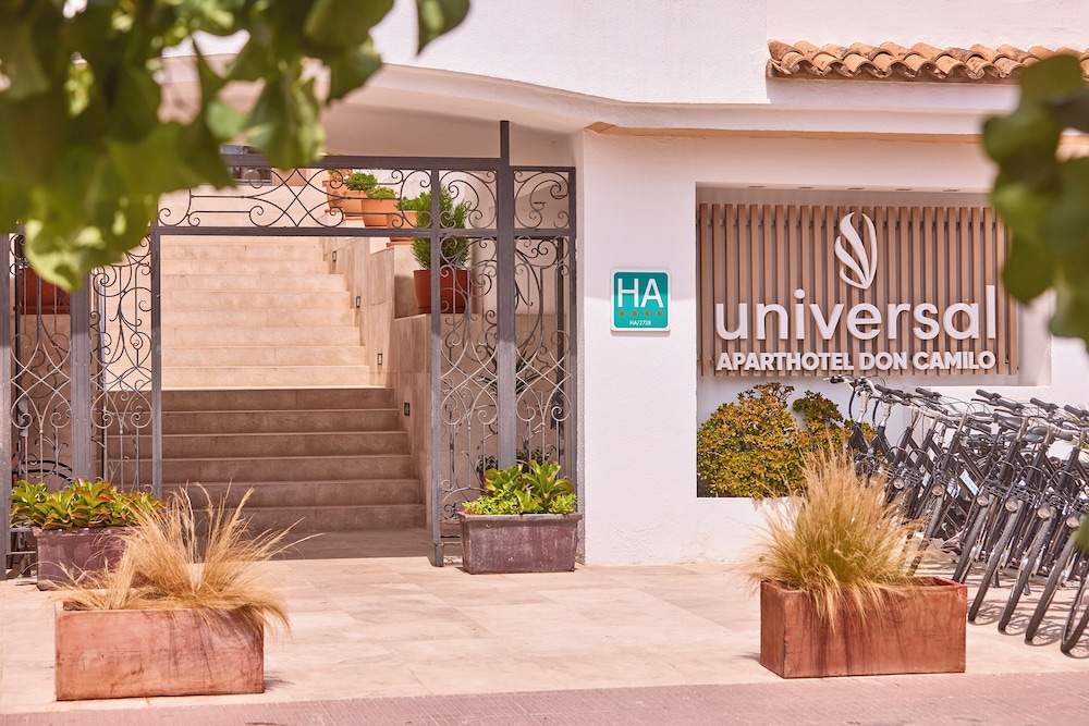 Universal Aparthotel Don Camilo — Hotel building in Andratx, Balearic Islands