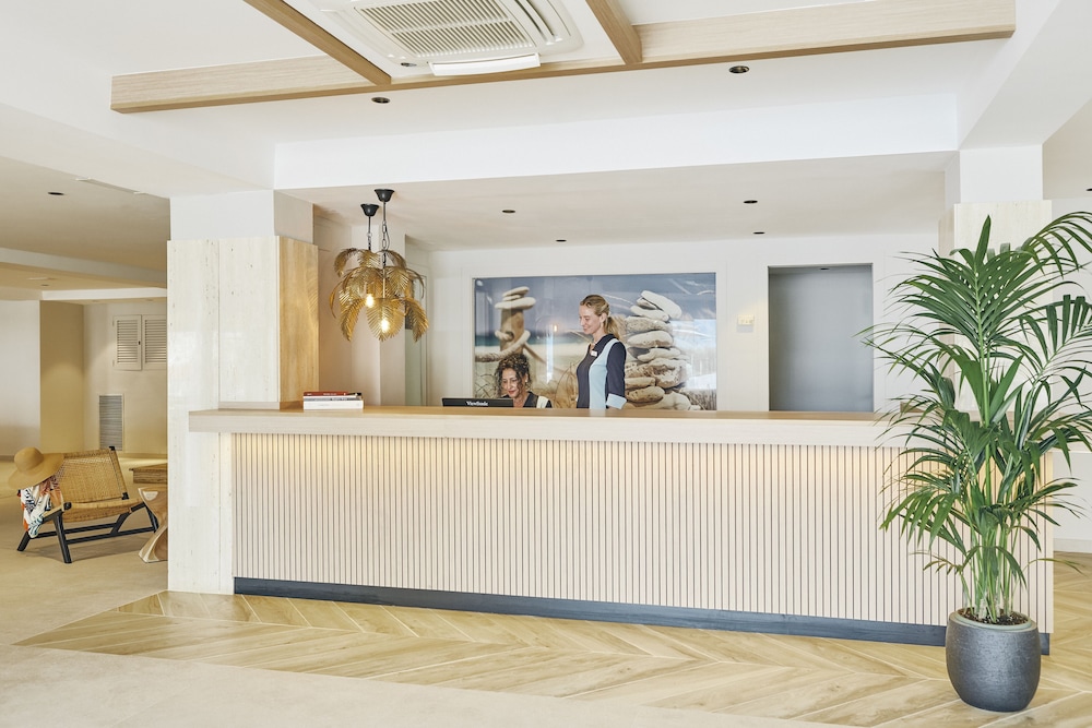Universal Aparthotel Don Camilo — Hotel building in Andratx, Balearic Islands