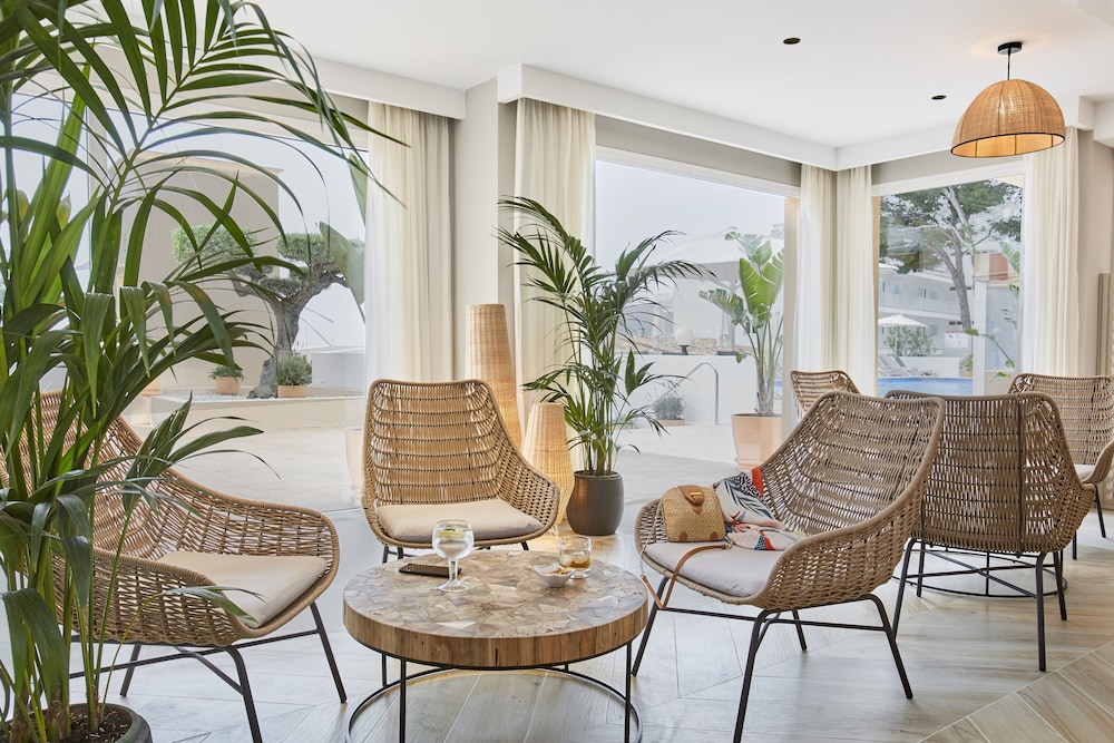 Universal Aparthotel Don Camilo — Restaurant & bars in Andratx, Balearic Islands