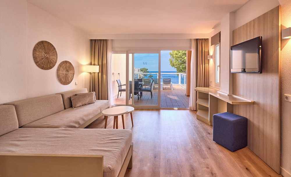 Universal Aparthotel Don Camilo — Hotel rooms in Andratx, Balearic Islands