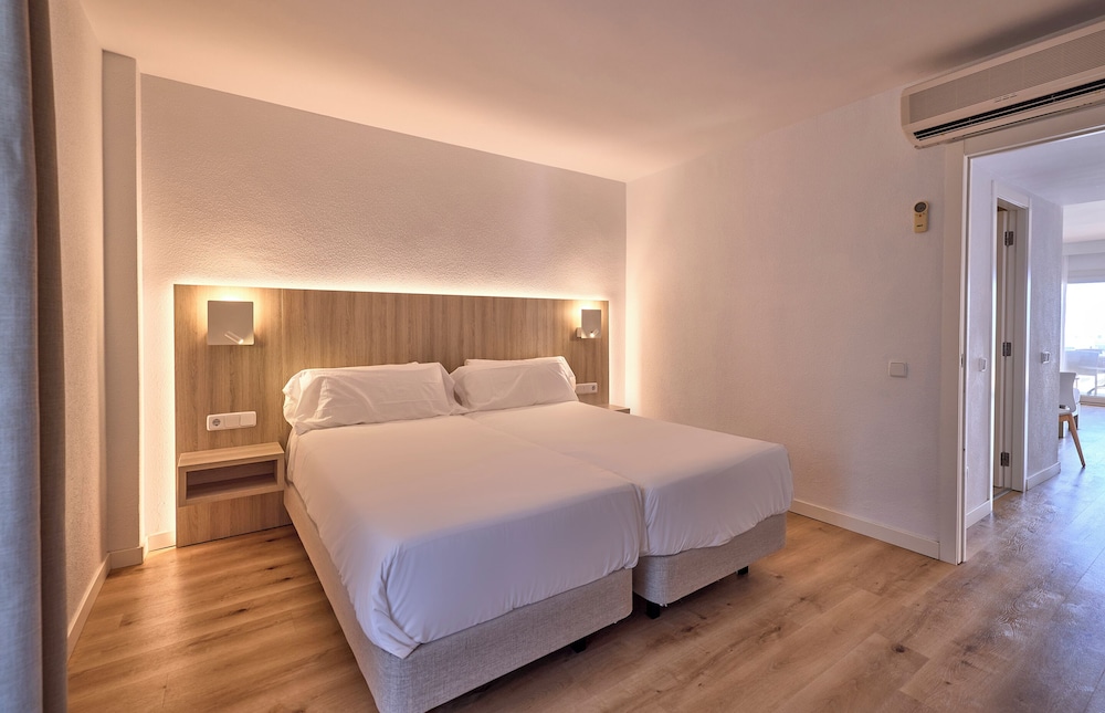 Universal Aparthotel Don Camilo — Hotel rooms in Andratx, Balearic Islands