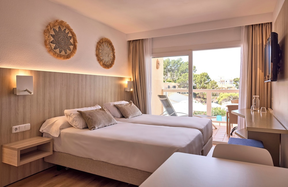 Universal Aparthotel Don Camilo — Hotel rooms in Andratx, Balearic Islands