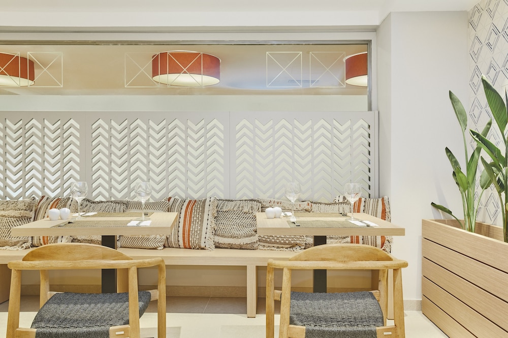 Universal Aparthotel Don Camilo — Restaurant & bars in Andratx, Balearic Islands