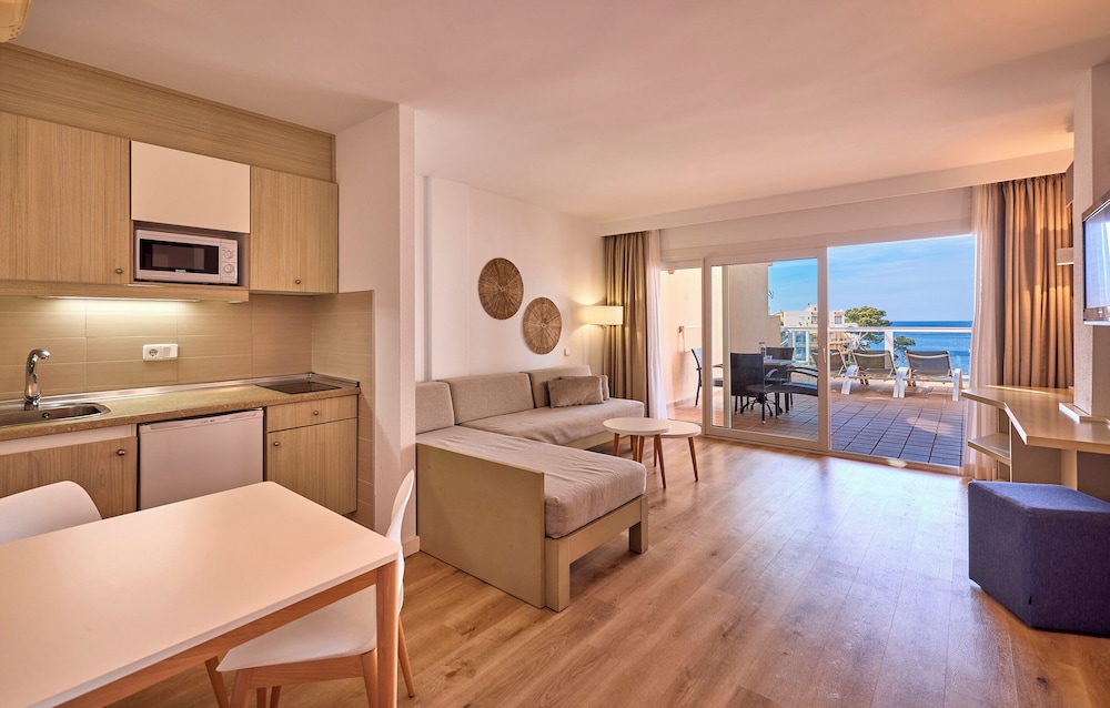 Universal Aparthotel Don Camilo — Hotel rooms in Andratx, Balearic Islands