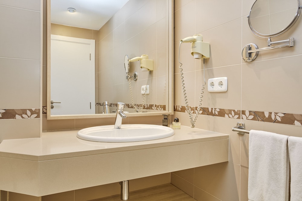 Universal Aparthotel Don Camilo — Hotel rooms in Andratx, Balearic Islands