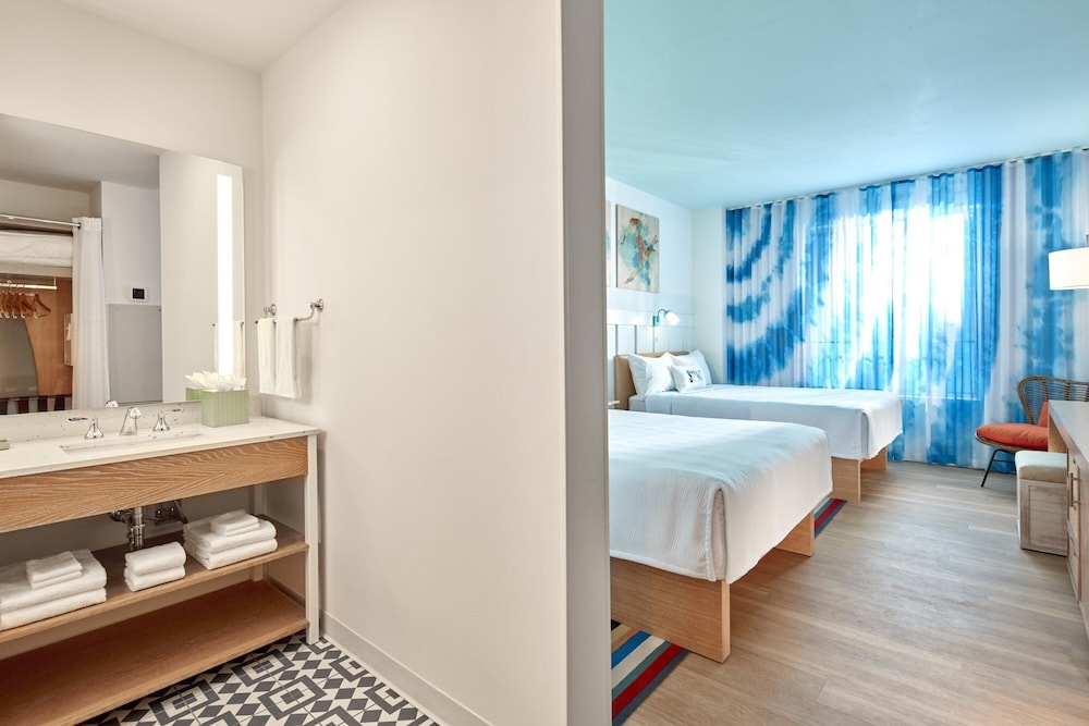 Universal's Endless Summer Resort - Surfside Inn and Suites — Hotel rooms in Orlando, Florida