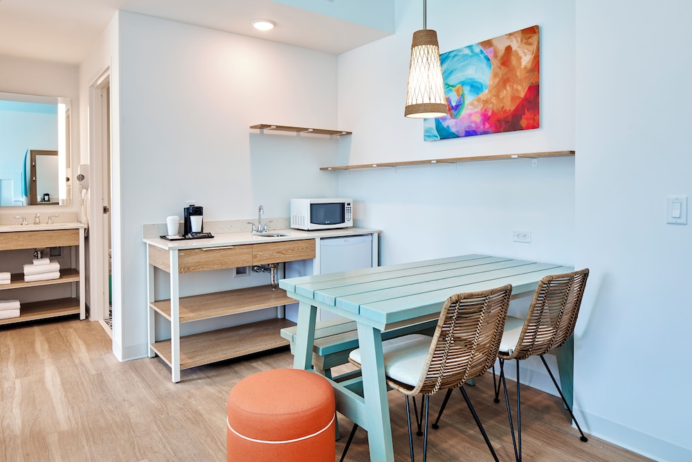 Universal's Endless Summer Resort - Surfside Inn and Suites — Hotel rooms in Orlando, Florida