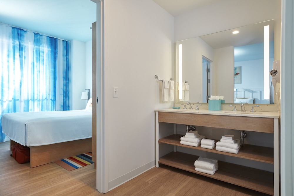 Universal's Endless Summer Resort - Surfside Inn and Suites — Hotel rooms in Orlando, Florida