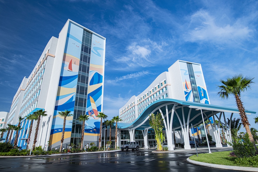 Universal's Endless Summer Resort - Surfside Inn and Suites — Hotel building in Orlando, Florida
