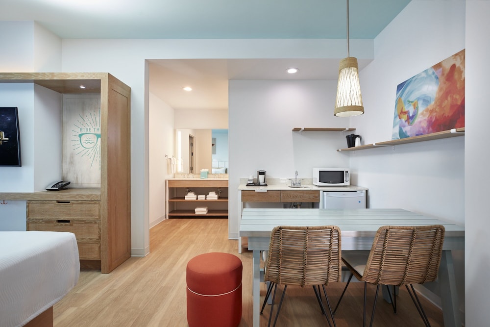 Universal's Endless Summer Resort - Surfside Inn and Suites — Hotel rooms in Orlando, Florida