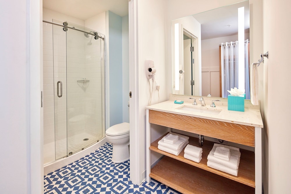 Universal's Endless Summer Resort - Surfside Inn and Suites — Hotel rooms in Orlando, Florida