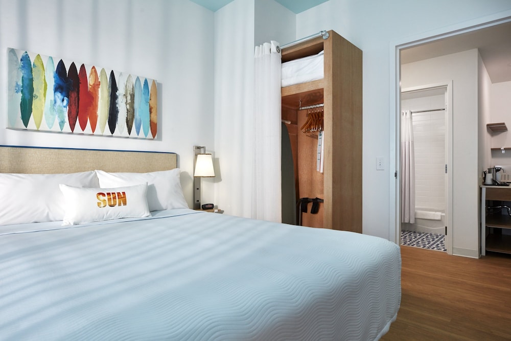 Universal's Endless Summer Resort - Surfside Inn and Suites — Hotel rooms in Orlando, Florida