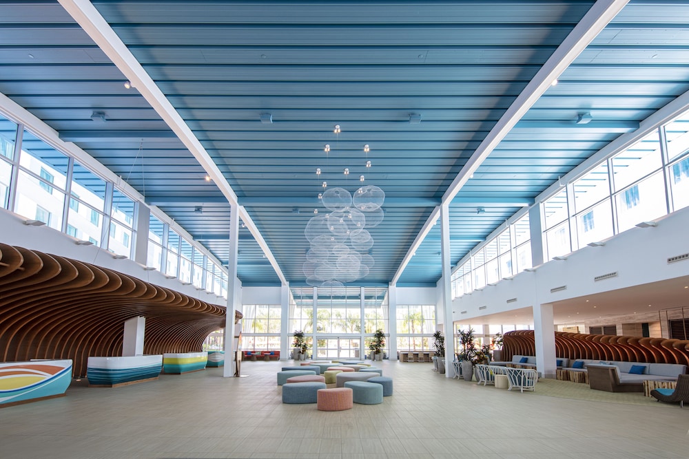 Universal's Endless Summer Resort - Surfside Inn and Suites — Hotel building in Orlando, Florida