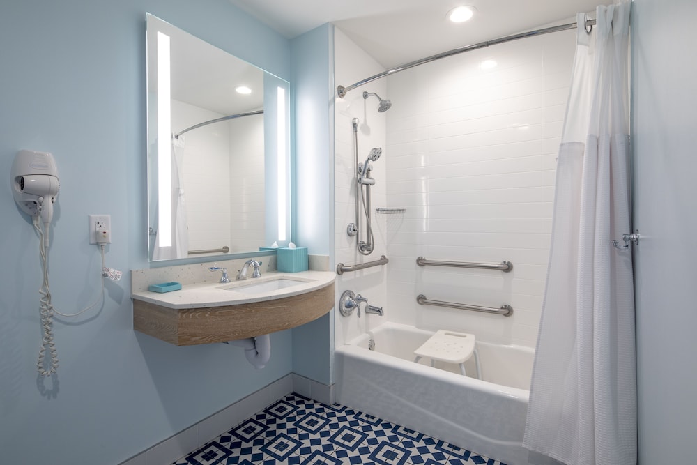 Universal's Endless Summer Resort - Surfside Inn and Suites — Hotel rooms in Orlando, Florida