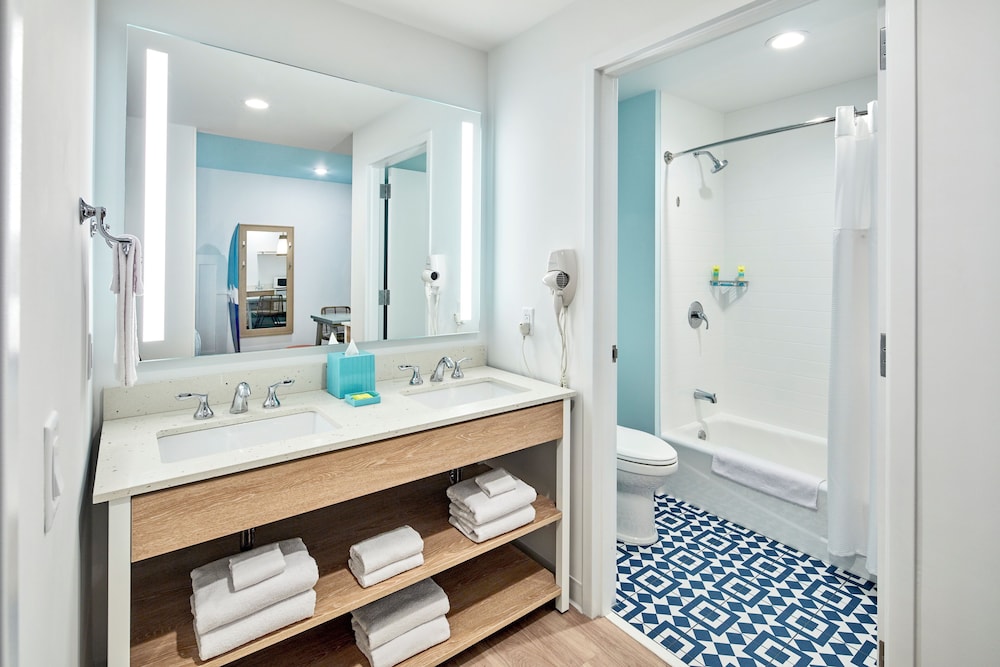 Universal's Endless Summer Resort - Surfside Inn and Suites — Hotel rooms in Orlando, Florida