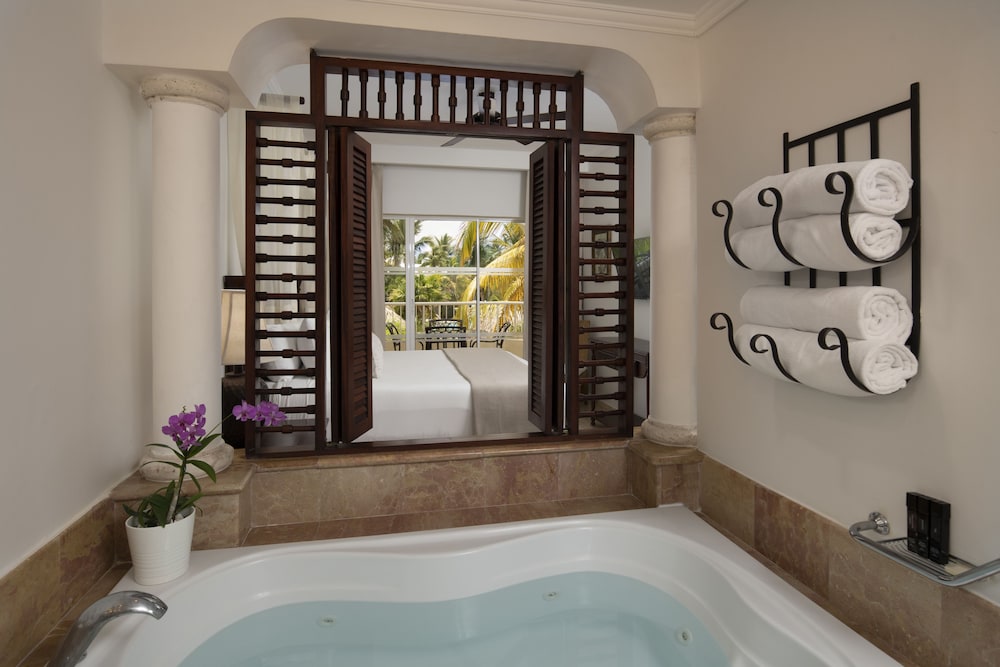 Melia Caribe Beach Resort - All Inclusive — Hotel rooms in Bavaro, La Altagracia