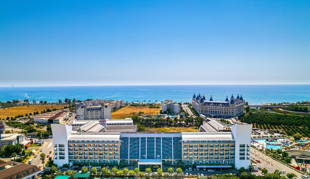Senza The Inn Resort & Spa - All Inclusive — Hotel building in Alanya