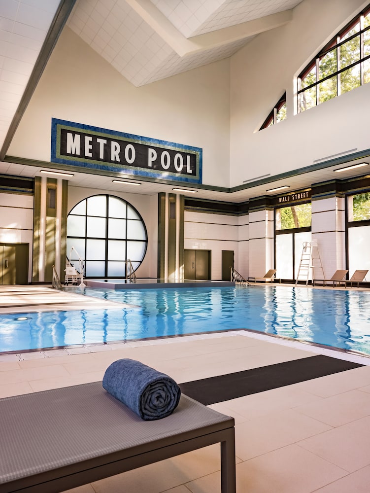 Disney Hotel New York - The Art of Marvel — Swimming pool in Disneyland Paris, Ile-de-France